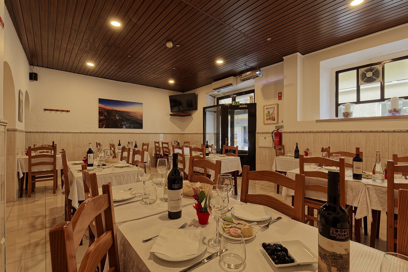 Sala do Restaurante NAU preparada para receber clientes