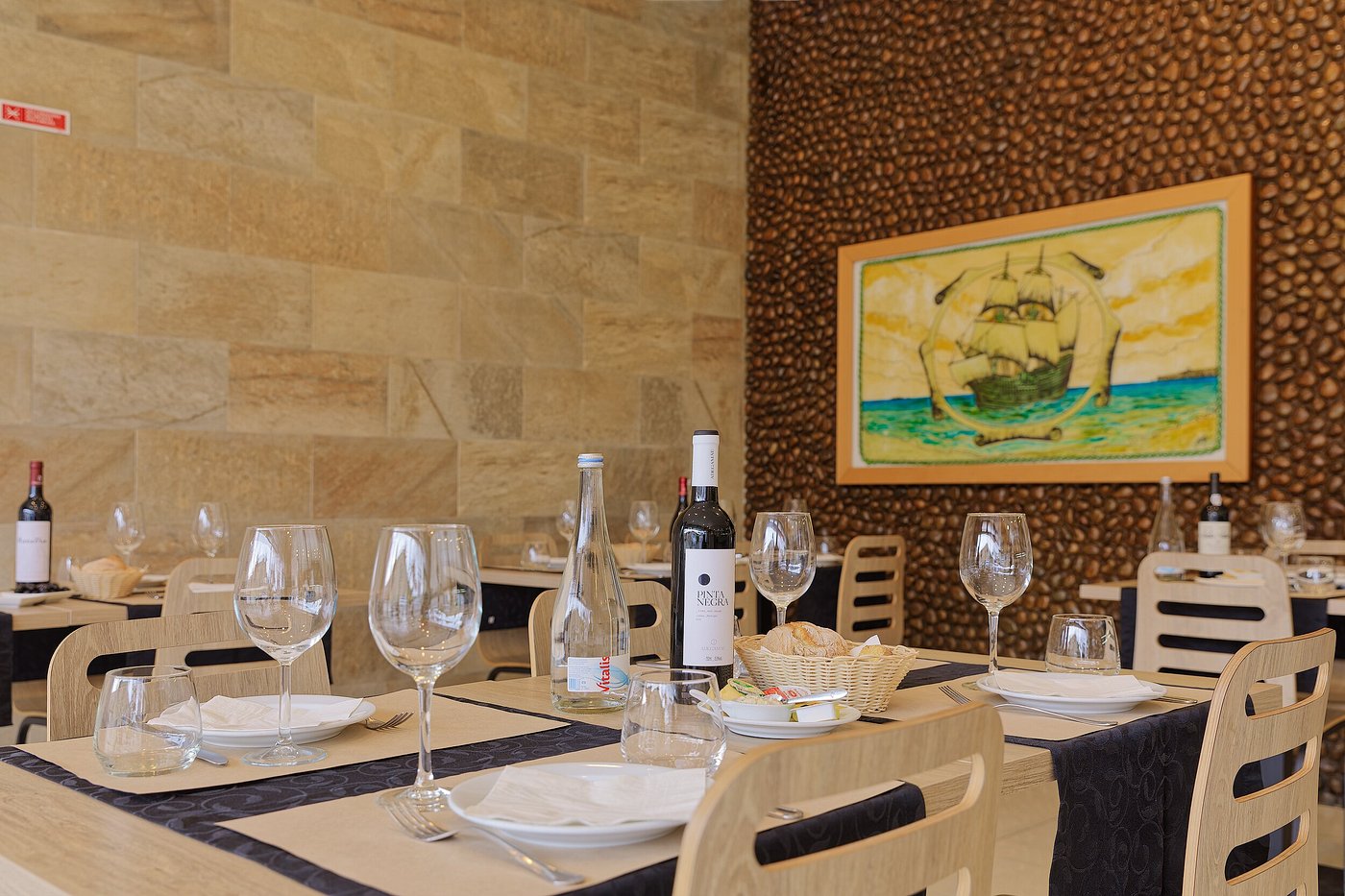 Sala principal do Restaurante NAU em Peniche